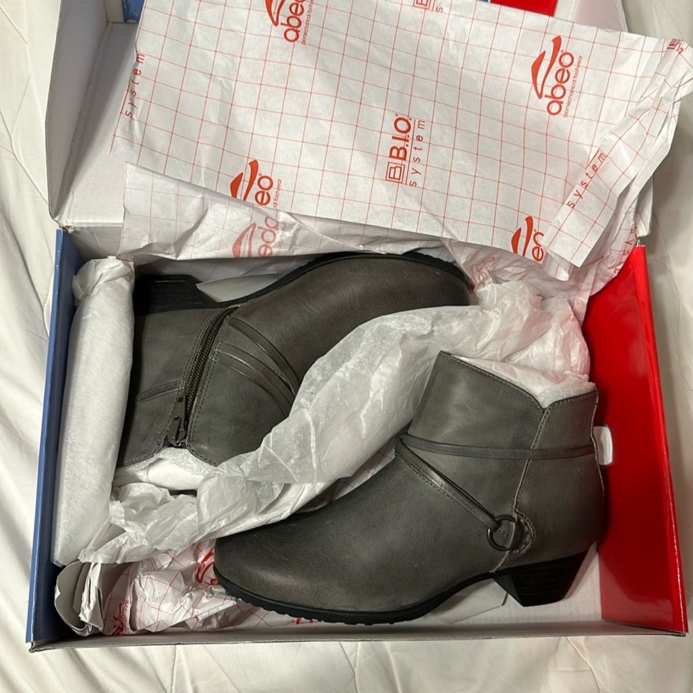 Abeo Booties NWT!